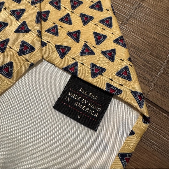 Elegant Yellow Patterned Tie Silk Ferrell Reed 57” Made in America - Picture 6 of 9